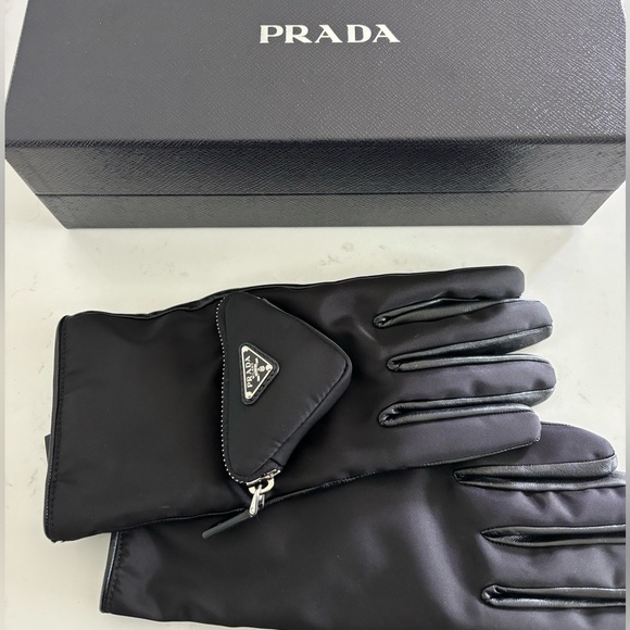 ** SOLD ** PRADA Black Pouch Detail Leather Gloves - Picture 3 of 3